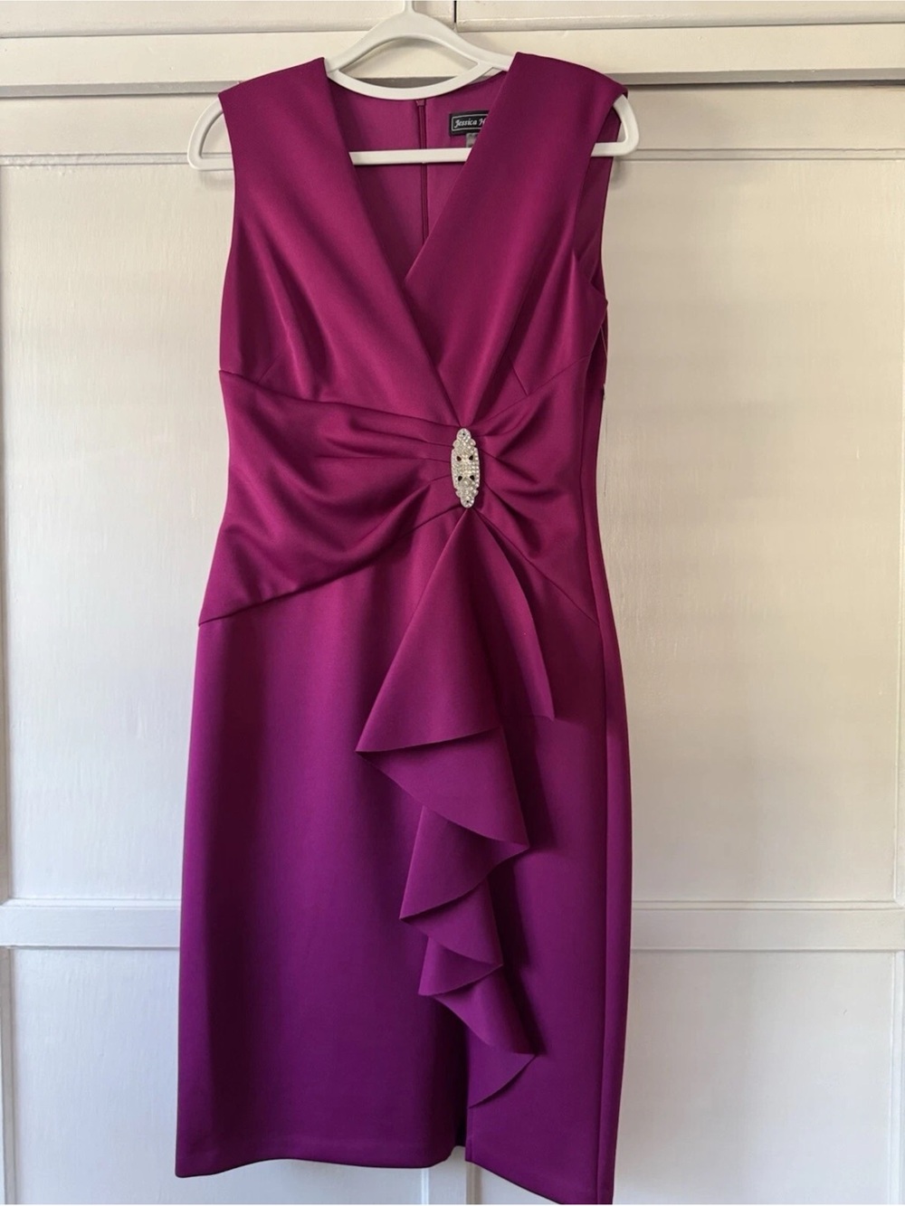 Jessica Howard Magenta V-Neck Sheath Dress with Decorative Brooch Sz 6